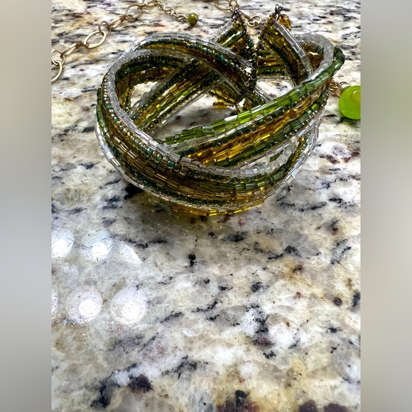 Green necklace and bracelet. - Picture 2 of 6